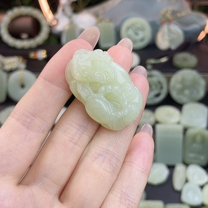 川***风和田玉未镶嵌颈饰