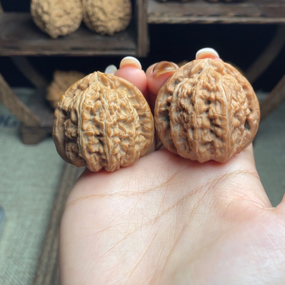 ****.文玩核桃吊坠三角白39