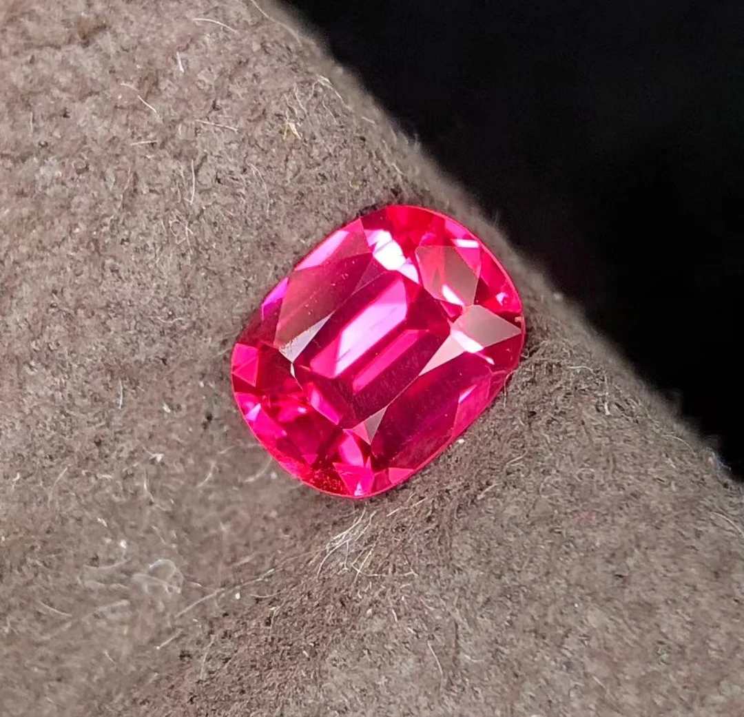 天然0.71ct 超级绝地 枕形形刻面，强荧光GUILD～Vibrant