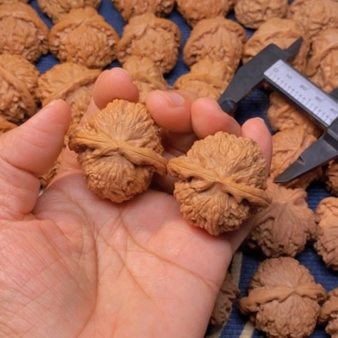 【闪购商品】吊坠文玩核桃反油白狮子42