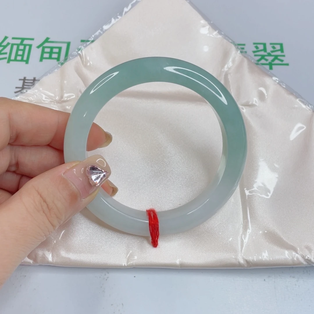 糖***豆翡翠未镶嵌手镯冰绿半山水