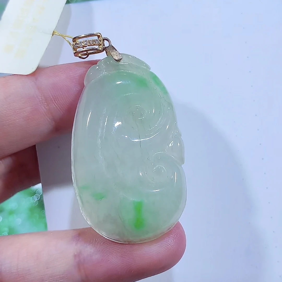 缅甸天然翡翠A货飘绿如意吊坠