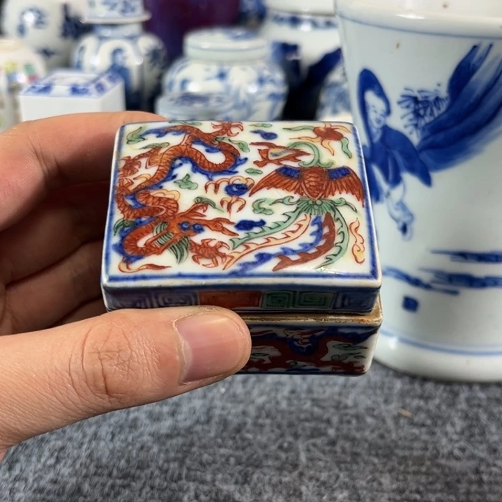 摆件龙**洲一个五彩的小盒子