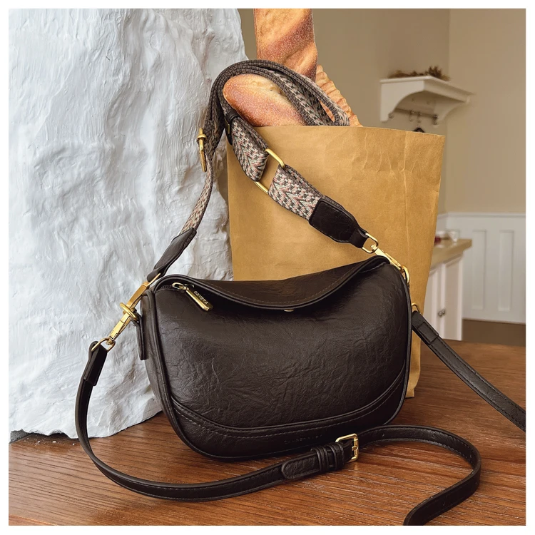 秋冬新款高级乌木色特调通勤百搭斜挎包单肩腋下时尚饺子小众包包