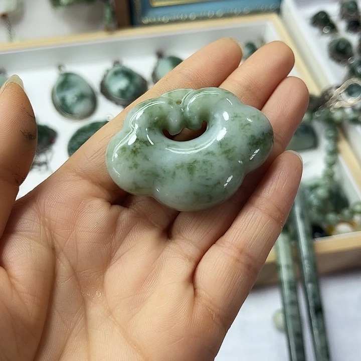 透闪石-蛇纹石玉未镶嵌颈饰