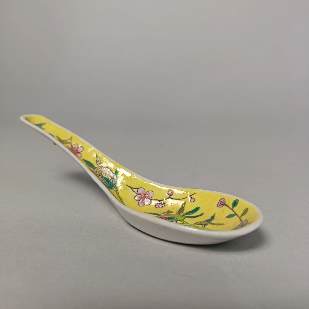 【010021368】民国 黄地粉彩三多勺