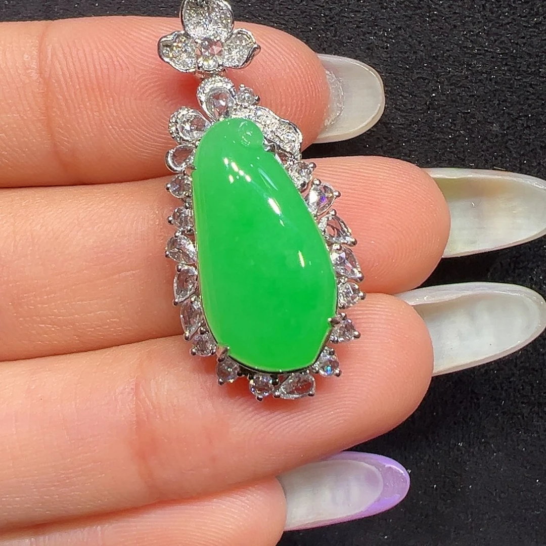 翡翠18K金镶嵌颈饰福瓜