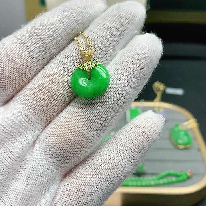 翡翠18K金镶嵌颈饰伊* 翡翠18K金镶嵌项链吊坠