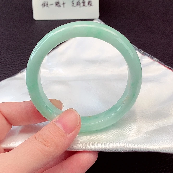 翡翠手镯未镶嵌翡翠