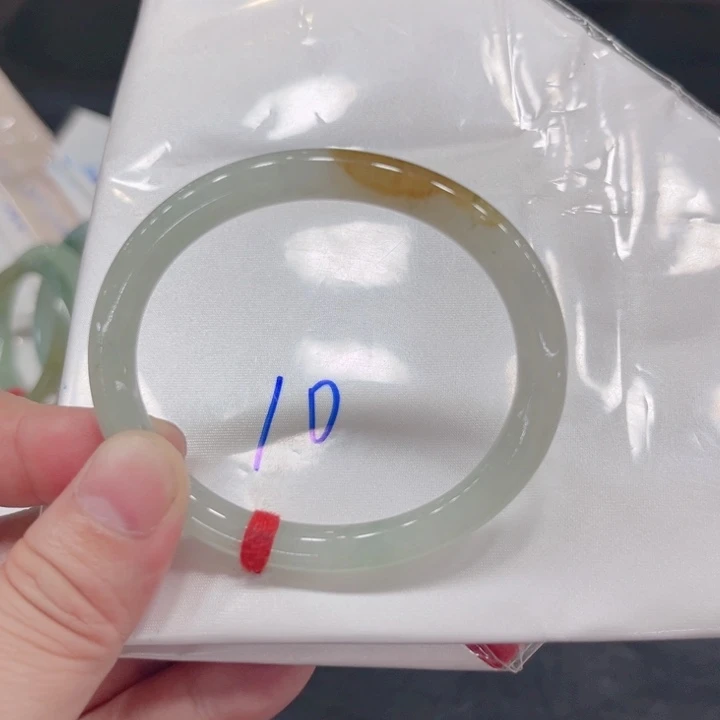 翡翠手镯未镶嵌53.5贵