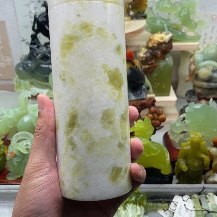 蛇纹石玉未镶嵌四大名玉杯子