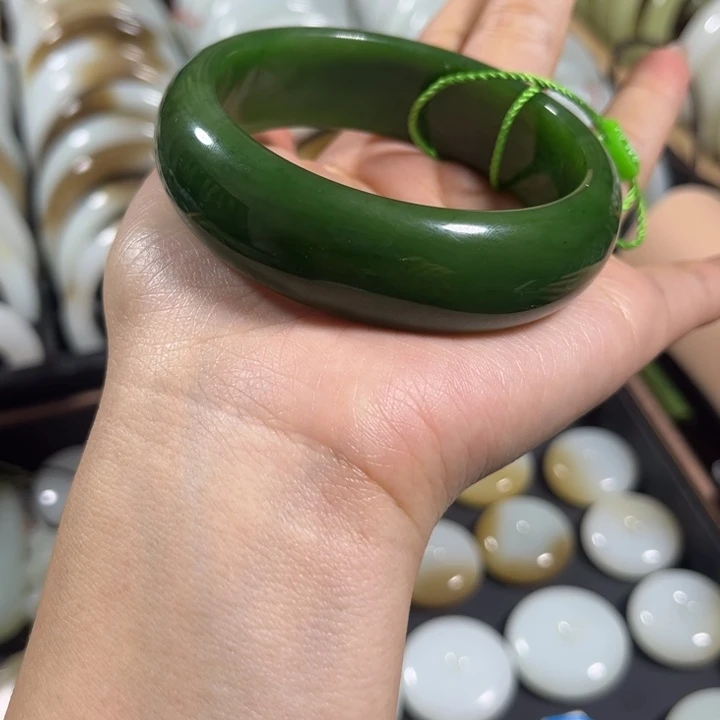 和田玉未镶嵌手镯