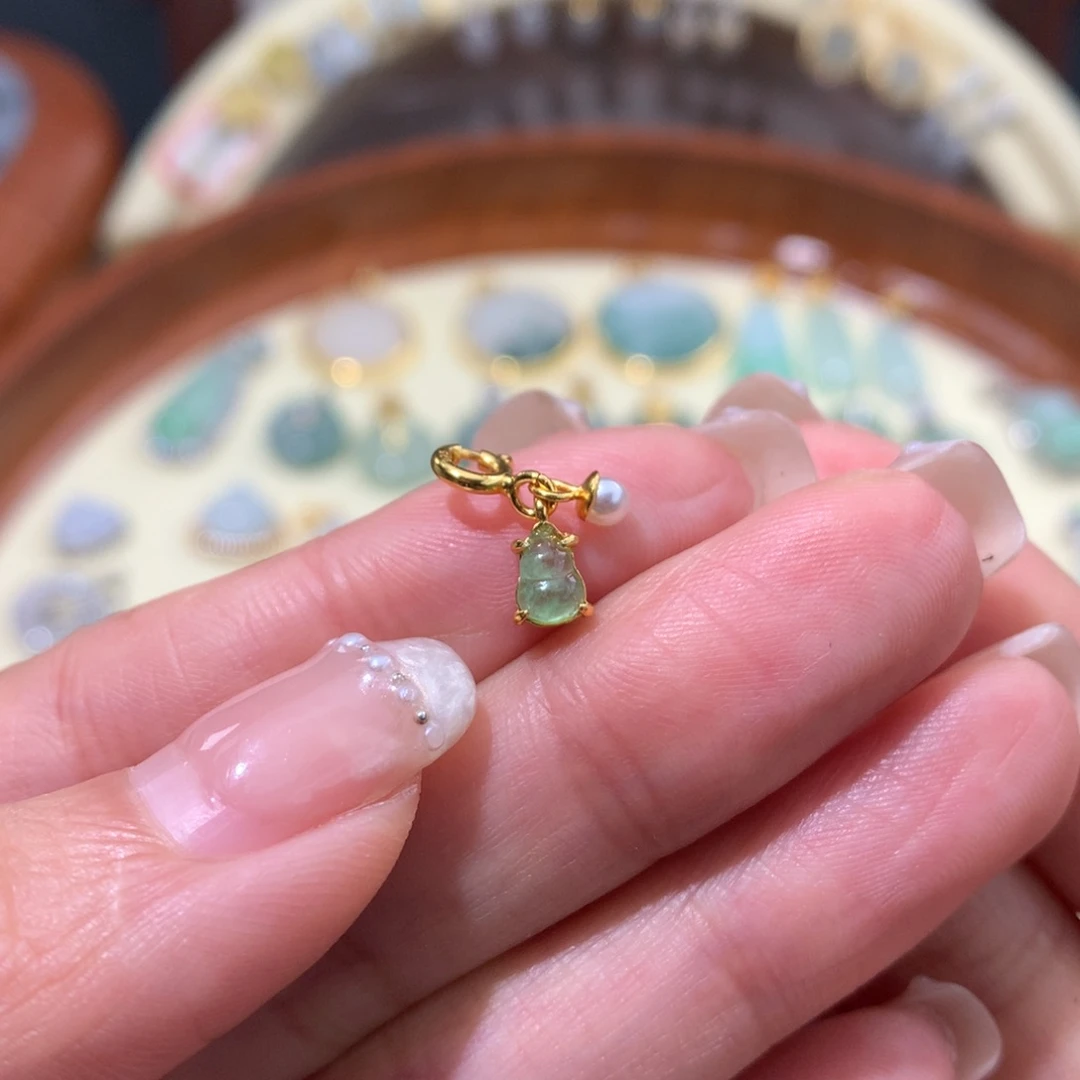 翡翠未镶嵌颈饰葫芦滴流