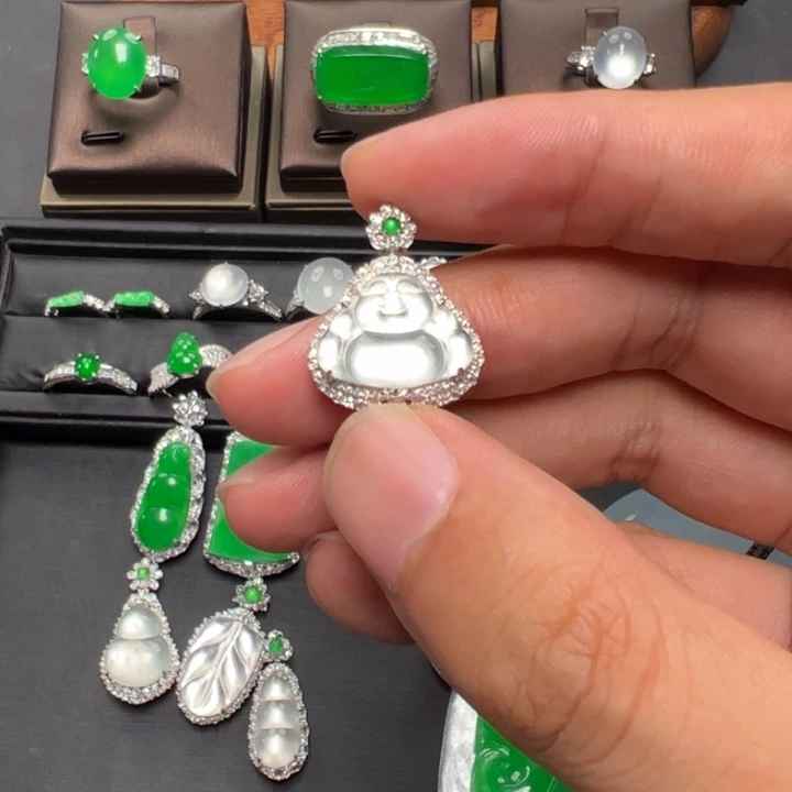 翡翠18K金镶嵌吊坠(不含链)是****