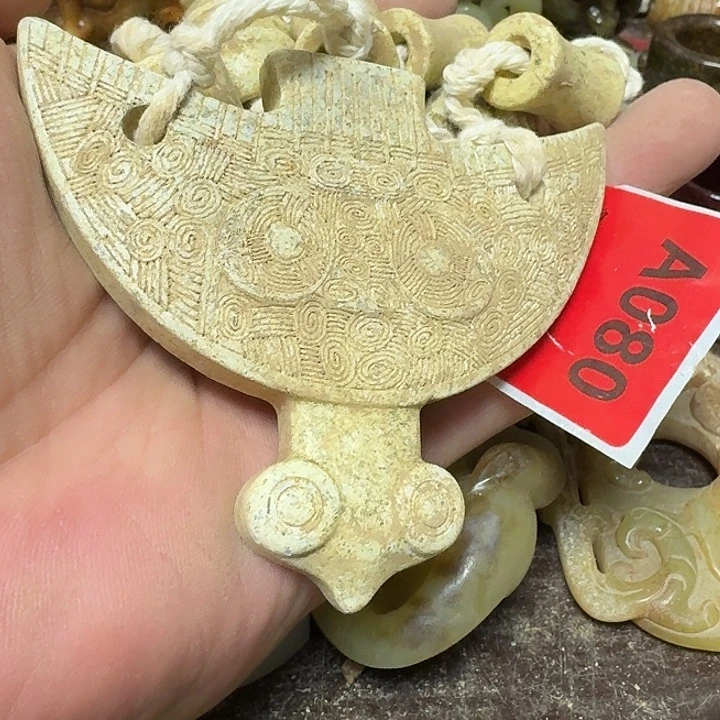 透闪石-蛇纹石玉未镶嵌颈饰