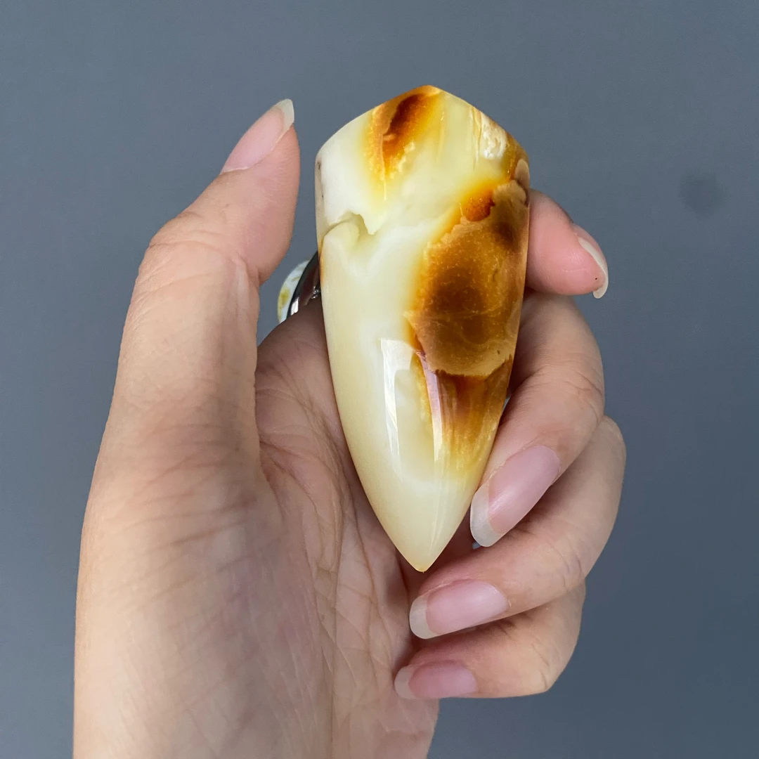 蜜蜡瓷白沁色盾牌吊坠