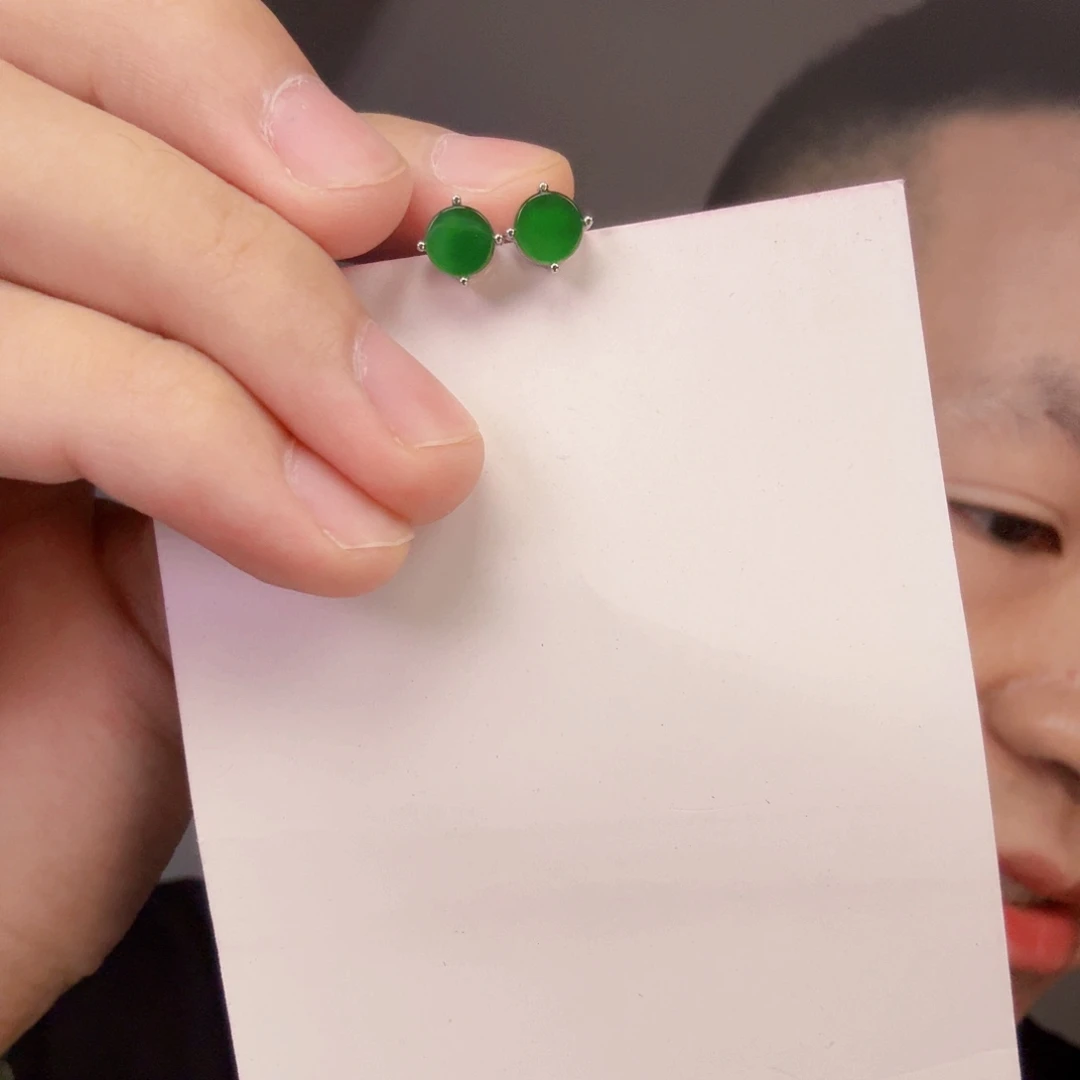 翡翠未镶嵌颈饰一对