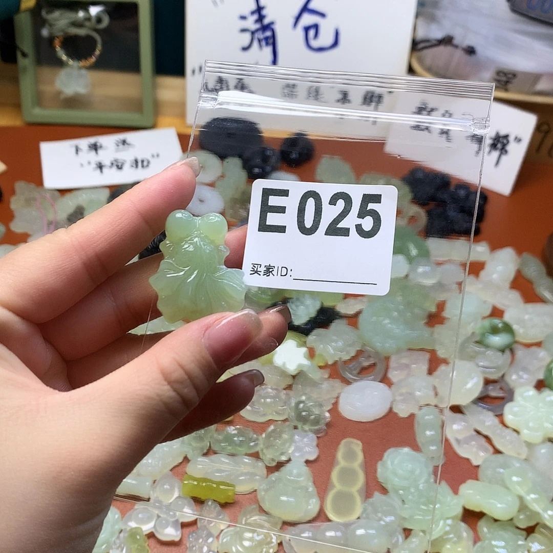 蛇纹石玉颈饰合金