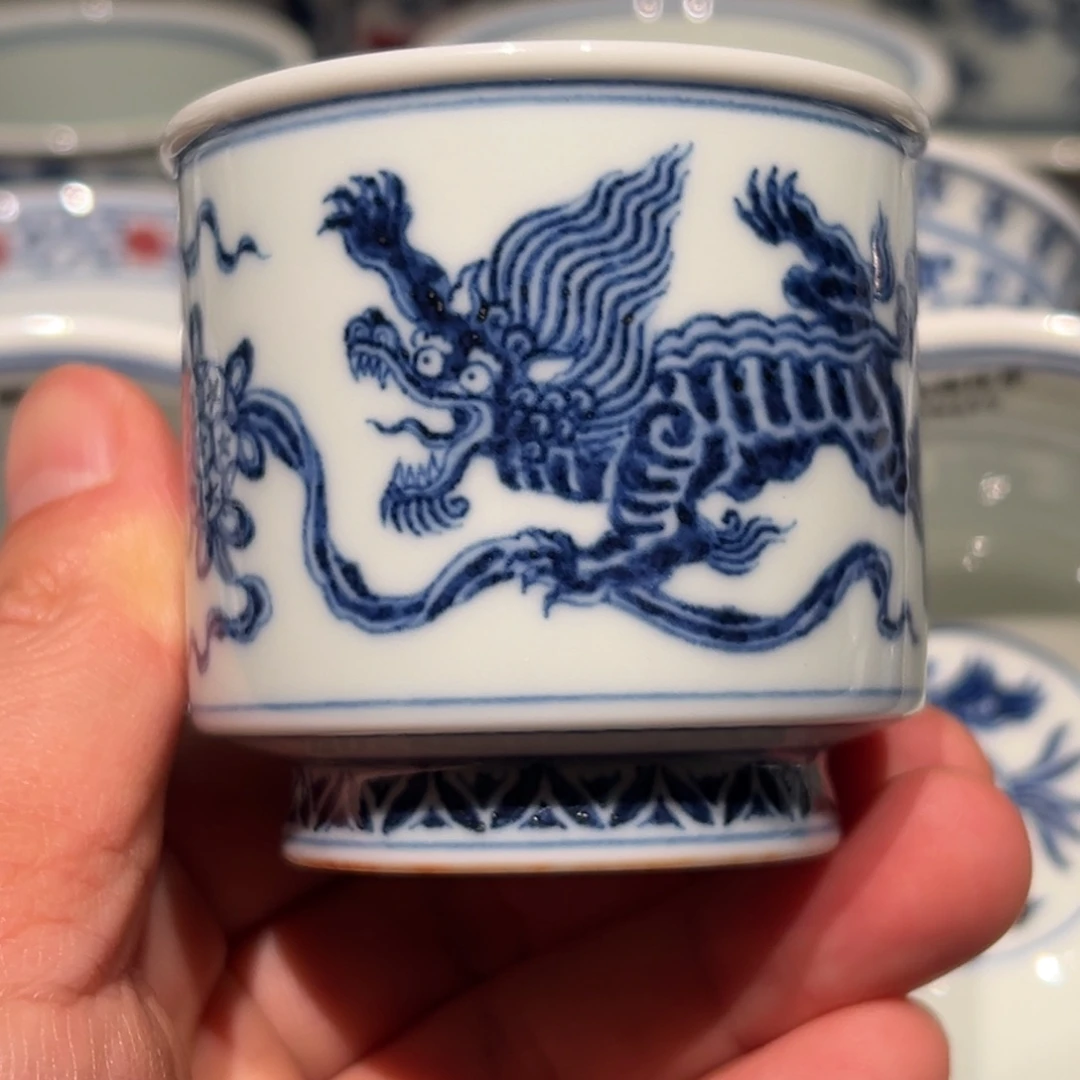 陶精品青花狮子戏球龙天杯口径约5.9厘米