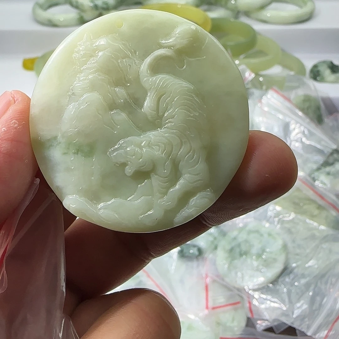 透闪石-蛇纹石玉未镶嵌颈饰