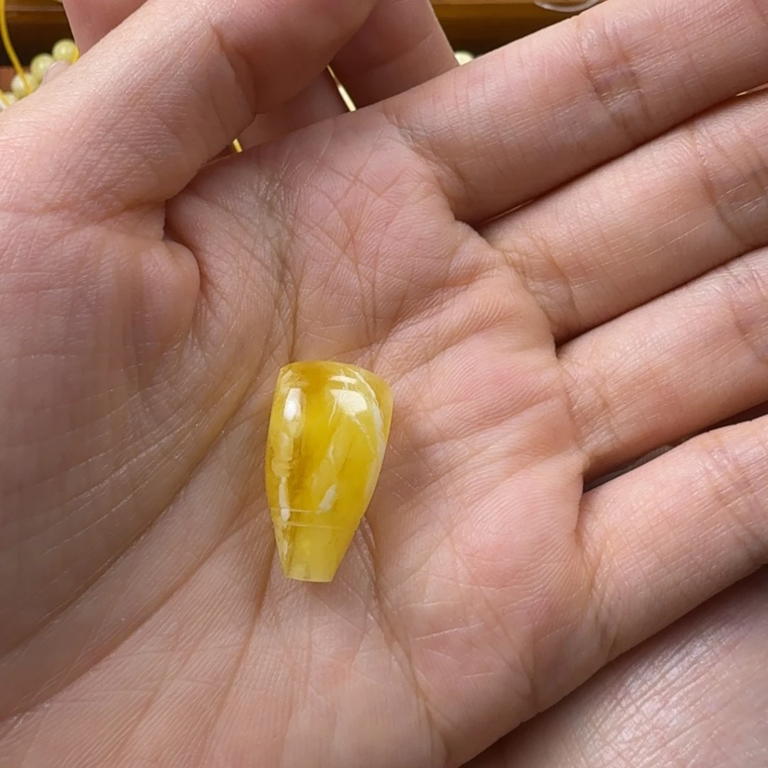 大***师琥珀未镶嵌颈饰琥珀蜜蜡