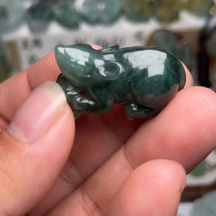 翡翠未镶嵌颈饰老鼠