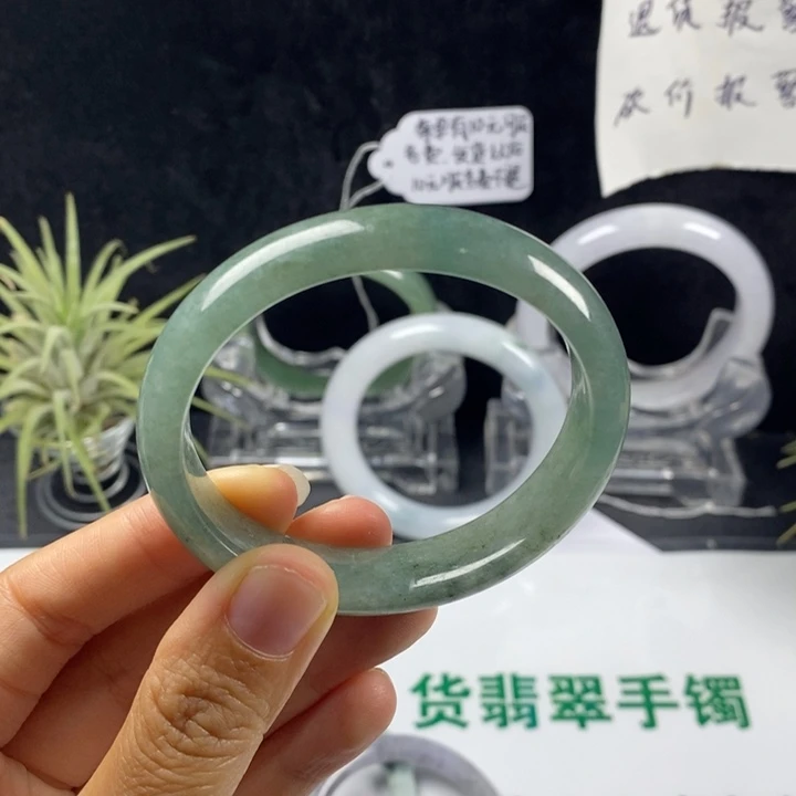 翡翠未镶嵌手镯35号。 52.6圈贵妃