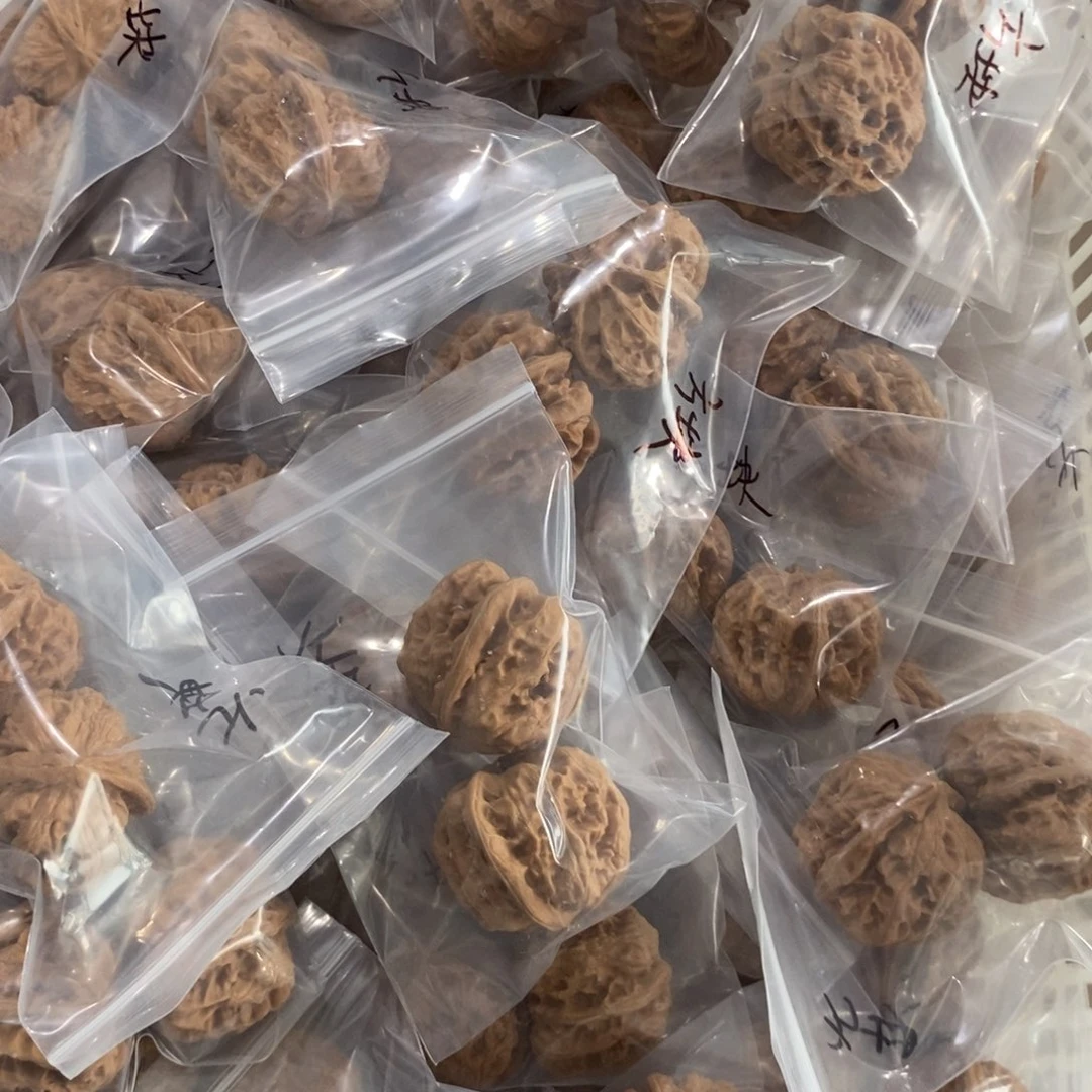 文玩核桃吊坠方块有瑕疵