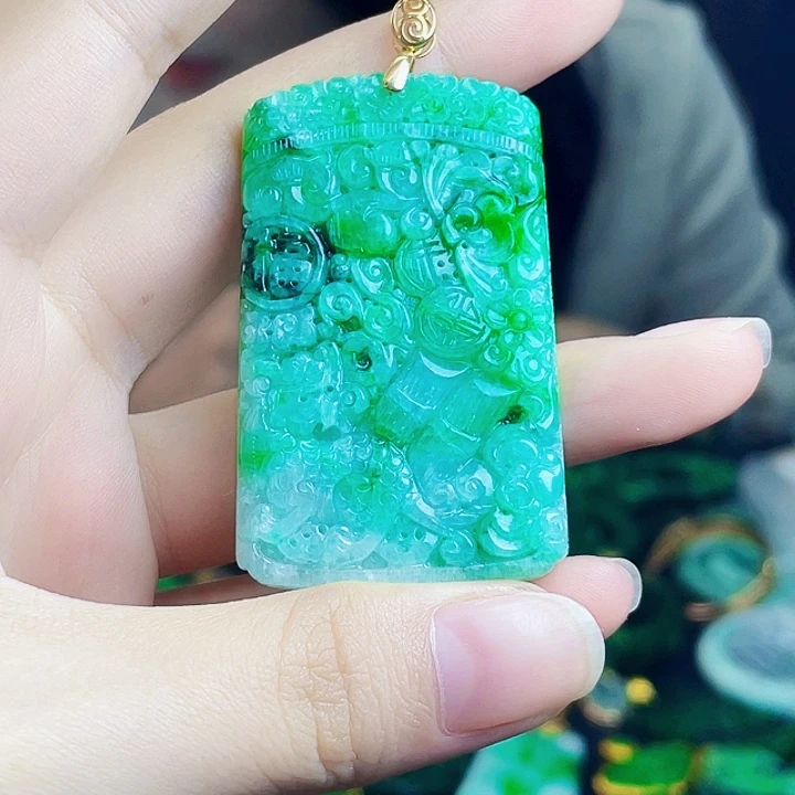 颈饰18K金镶嵌翡翠多样性