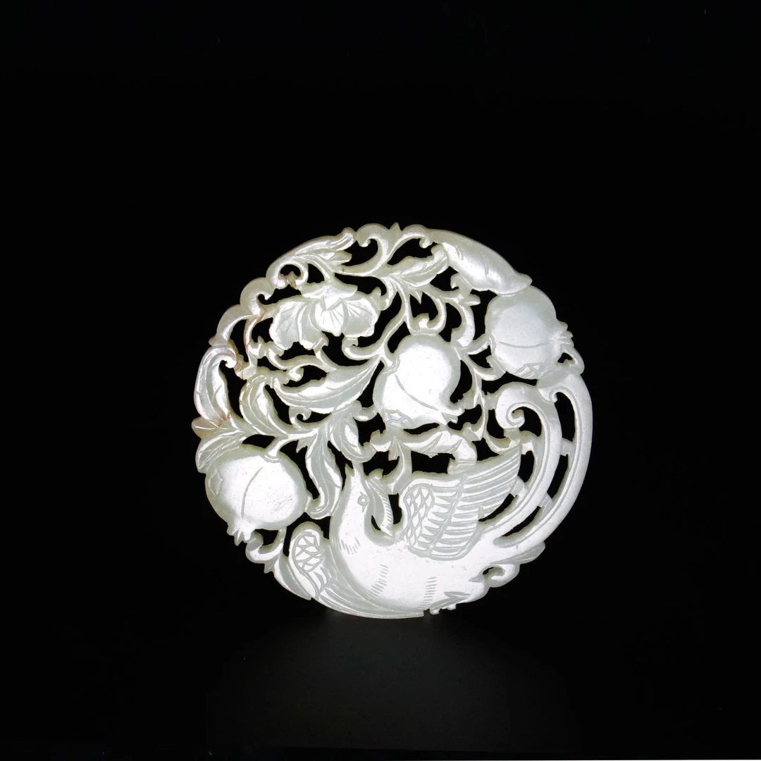 【清】玉镂雕多子多福佩（直径7.8cm重量61g）