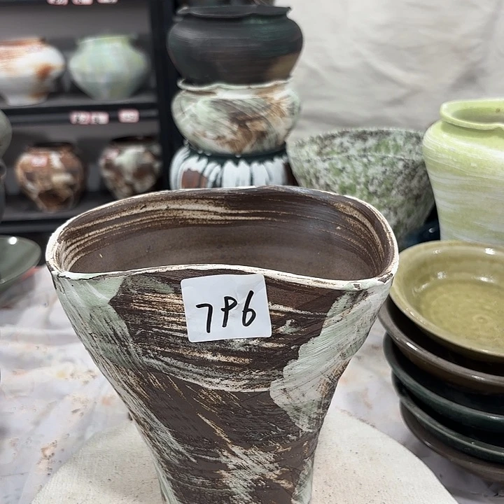 摆件有孔高18、口18，景德镇
