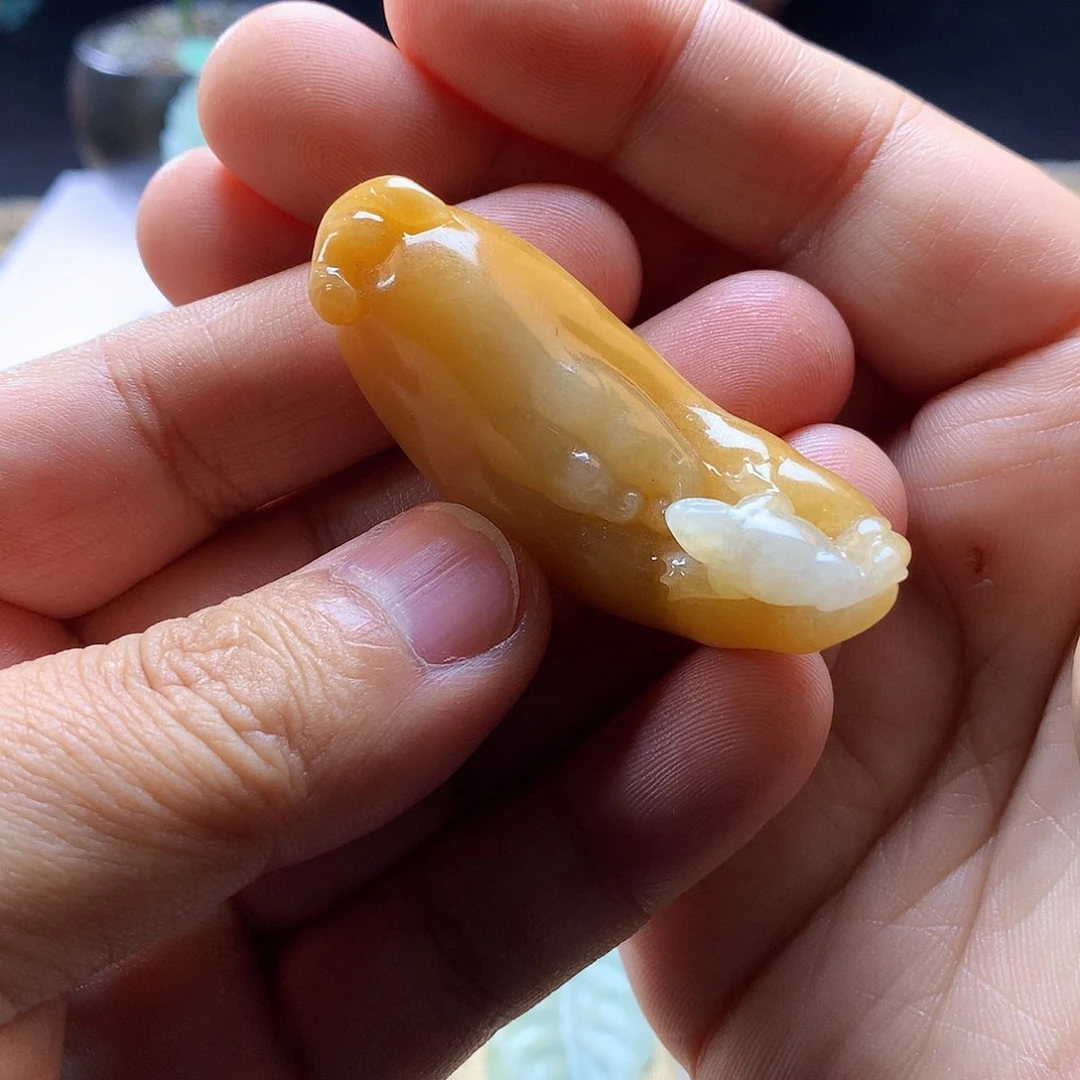 颈饰未镶嵌翡翠?**贝