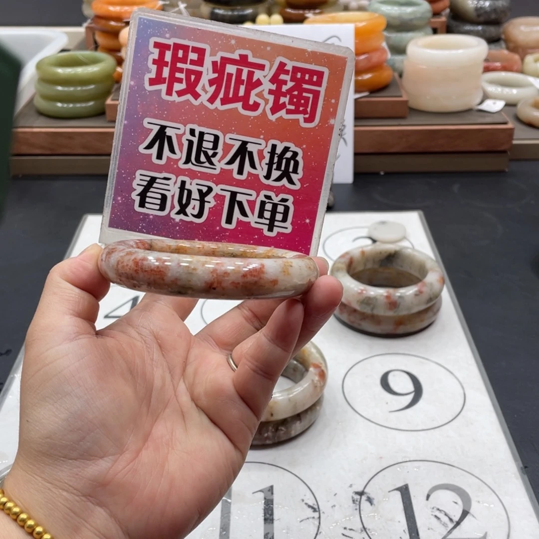 用***8未镶嵌手镯石英质玉