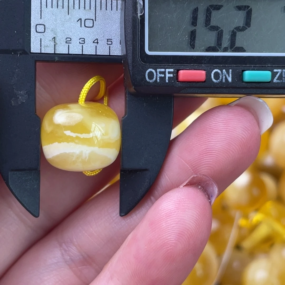 未镶嵌琥珀裸石微瑕56