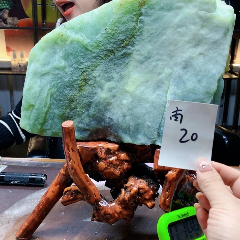 【闪购商品】未镶嵌蛇纹石玉原石人****北