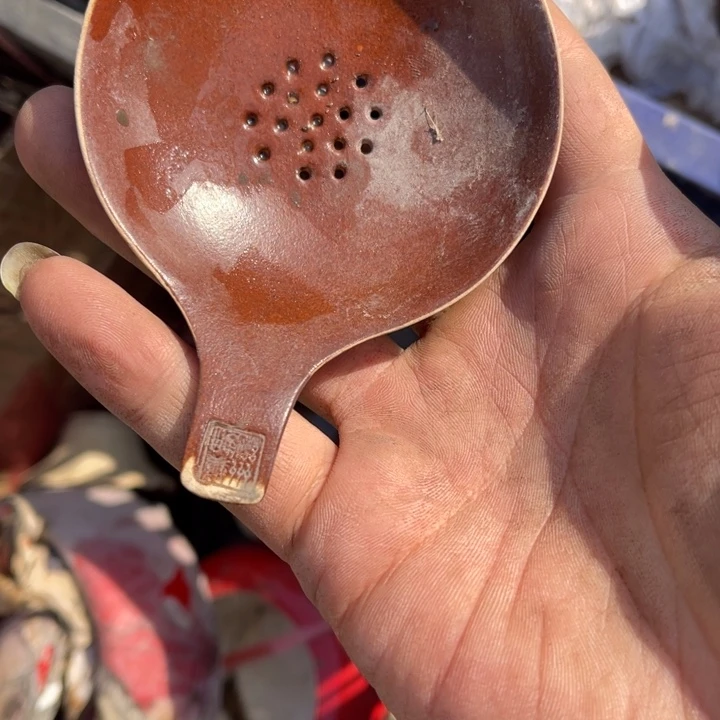 公***李瓷其他茶漏铁红釉一个