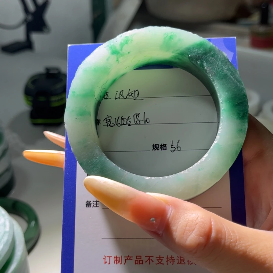 在***姐未镶嵌手镯石英质玉定制