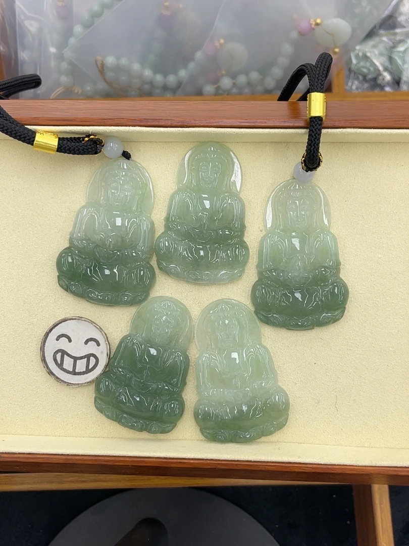 5C071翡翠飘绿中大观音+送同款绳子（多样性发其一）