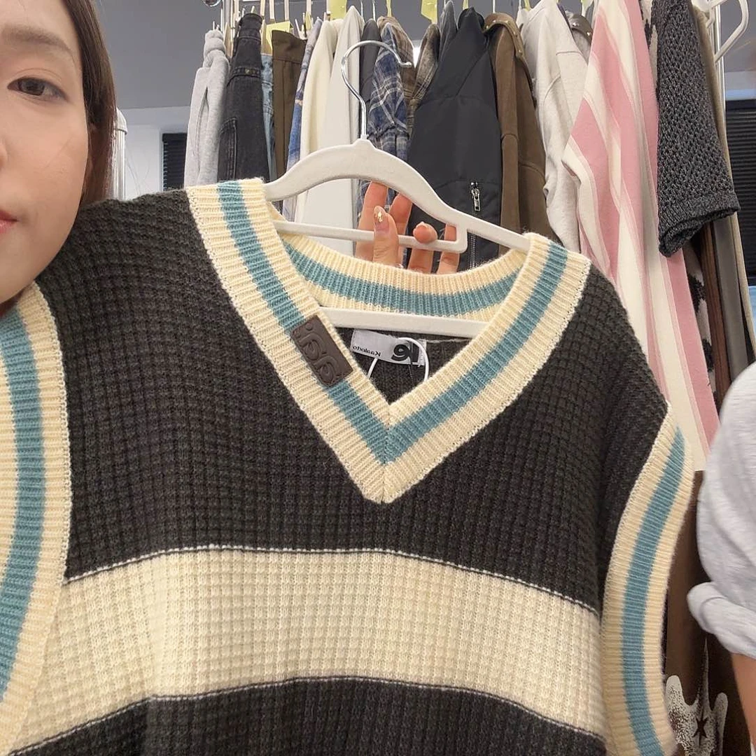 kaa撞色V领毛衣条纹