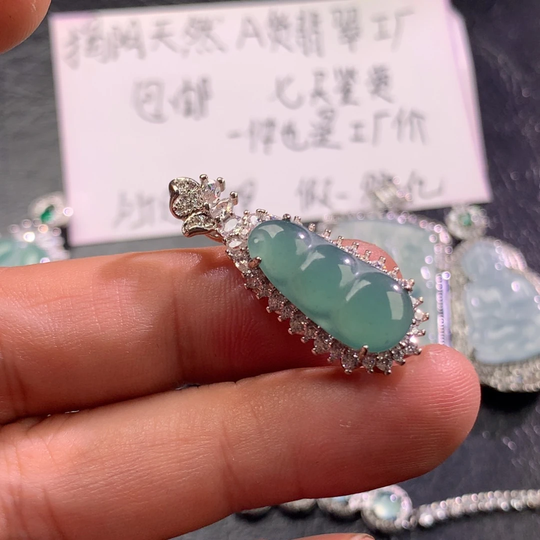 翡翠未镶嵌颈饰福豆