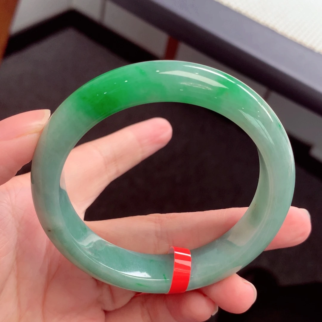 翡翠手镯未镶嵌翡翠