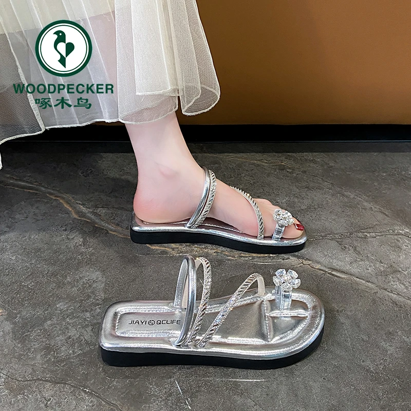 啄木鸟法式水钻套趾女夏季外穿2025新款网红仙女风平底沙滩凉拖鞋