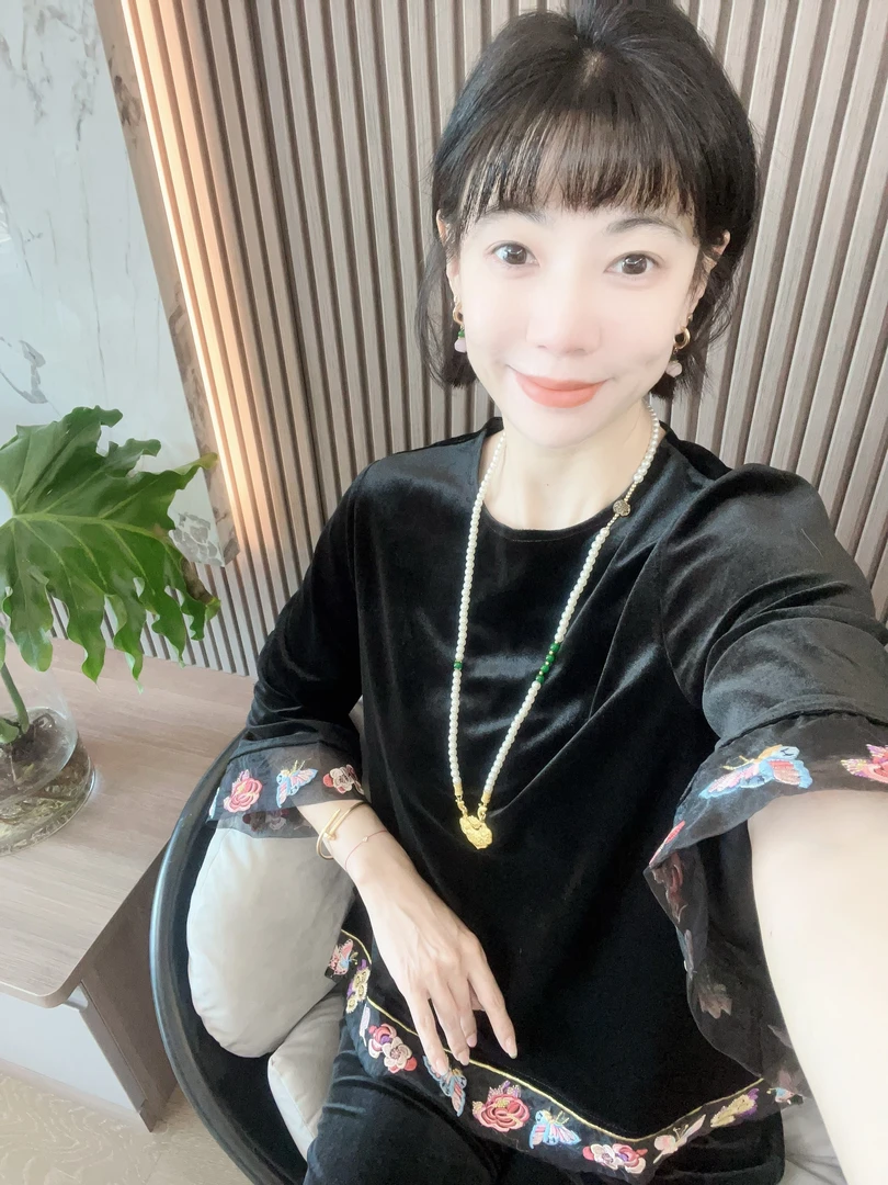【蝶秀】新中式国风彩蝶刺绣丝绒拼接时尚气质秋季小衫上衣