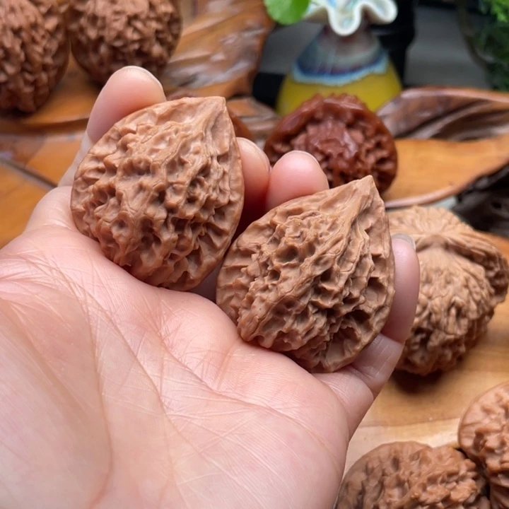 麒麟纹鸡心文玩核桃