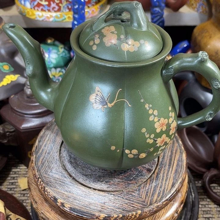 茶壶紫泥原矿泥料手工制作的一把紫砂壶。