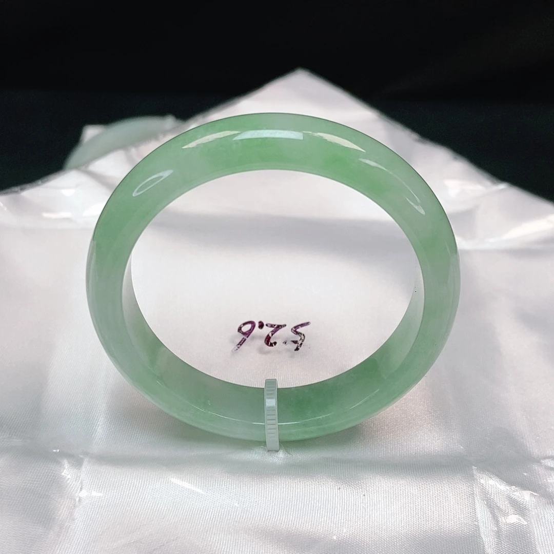 翡翠手镯未镶嵌正圈