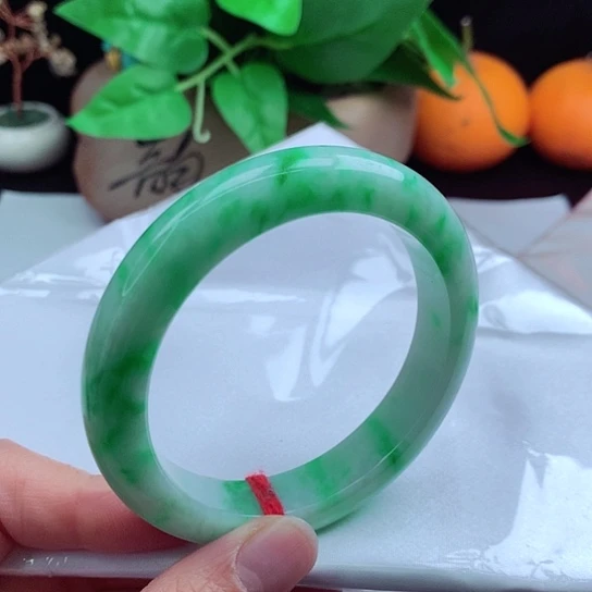 翡翠手镯未镶嵌一***怪    正圈57 白底青