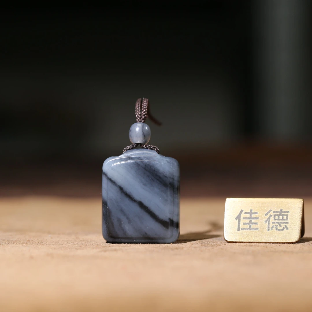 【佳德】20克 新疆和田玉青花《无事牌》纯手工雕刻时尚精美 百搭精美