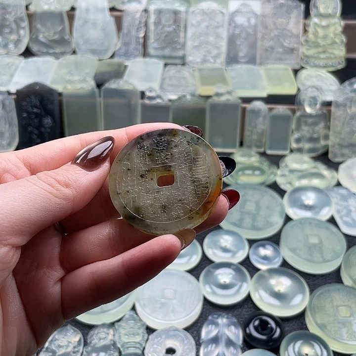 岫玉未镶嵌颈饰山鬼