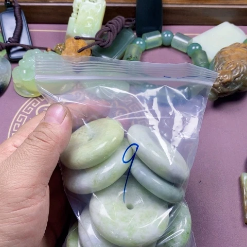 未镶嵌蛇纹石玉颈饰